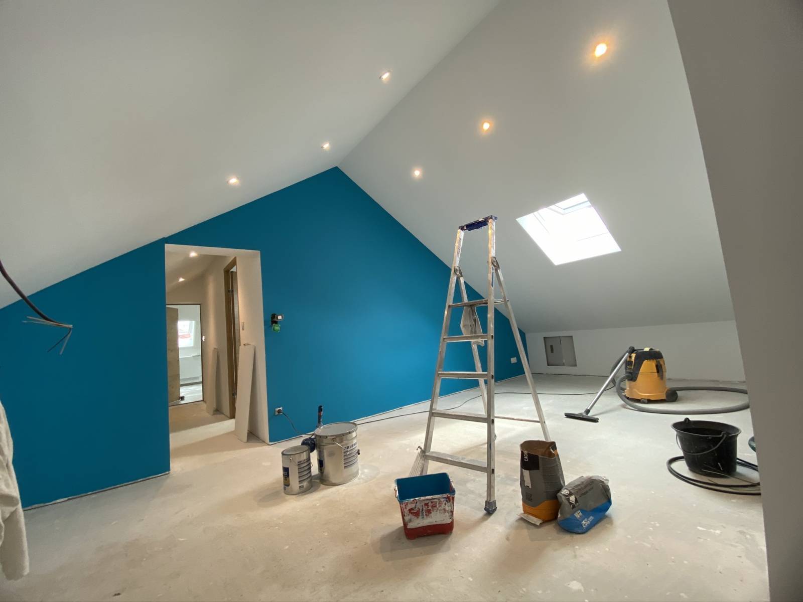 MISE EN PEINTURE DE COMBLES RENOVES DANS UN PAVILLON A MONTIVILLIERS