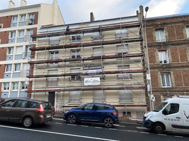 Travaux de ravalement en peinture blanche pour un immeuble sur Le Havre